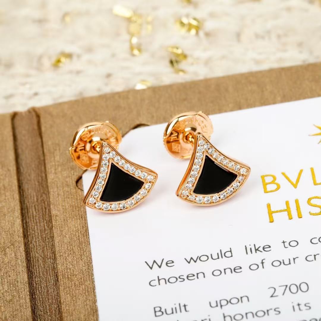 <p>BVLGARI&nbsp;小裙子耳钉</p>