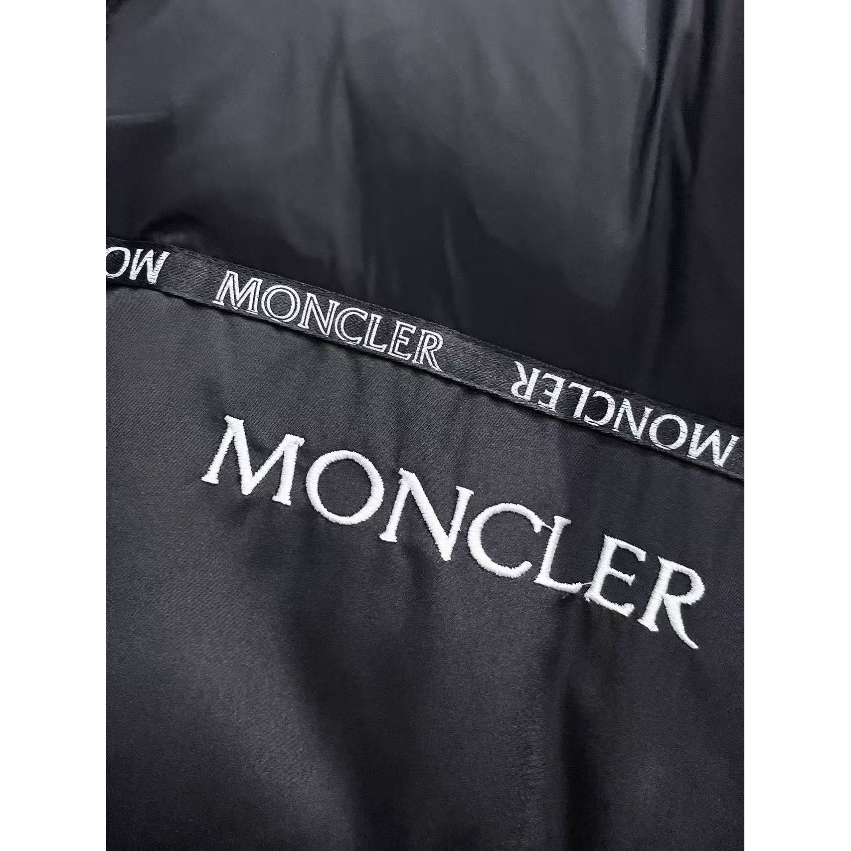 <p>MONCLER 秋冬新款羽绒服(黑)</p>