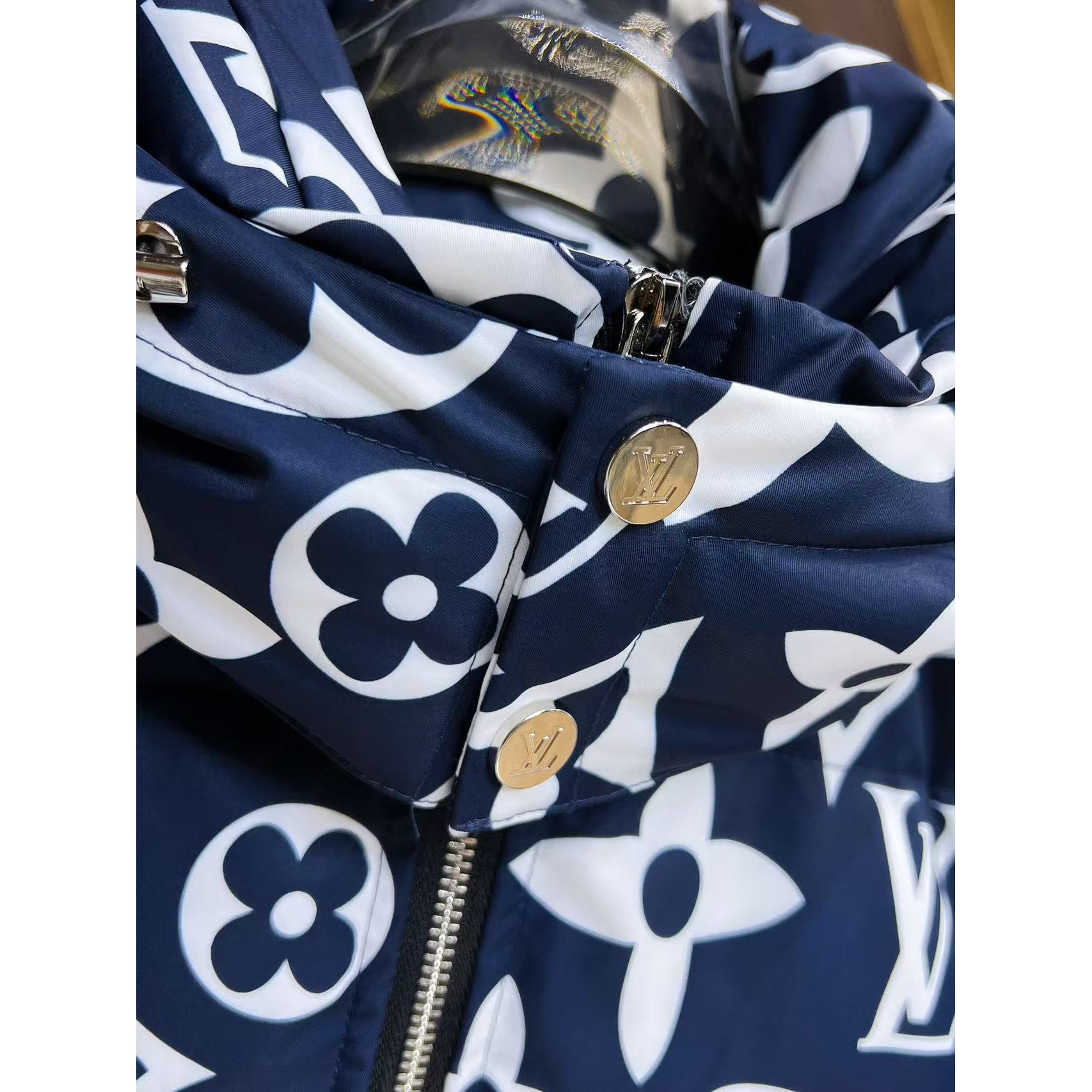 <p>LV 秋冬新款羽绒服(藍)</p>