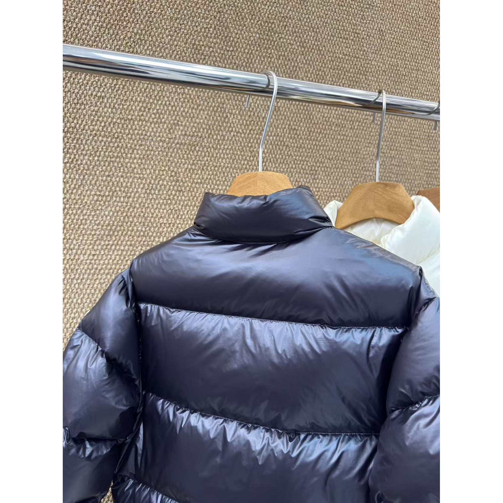 <p>Moncler Tepice女款短款小面包羽绒服(黑色)</p>