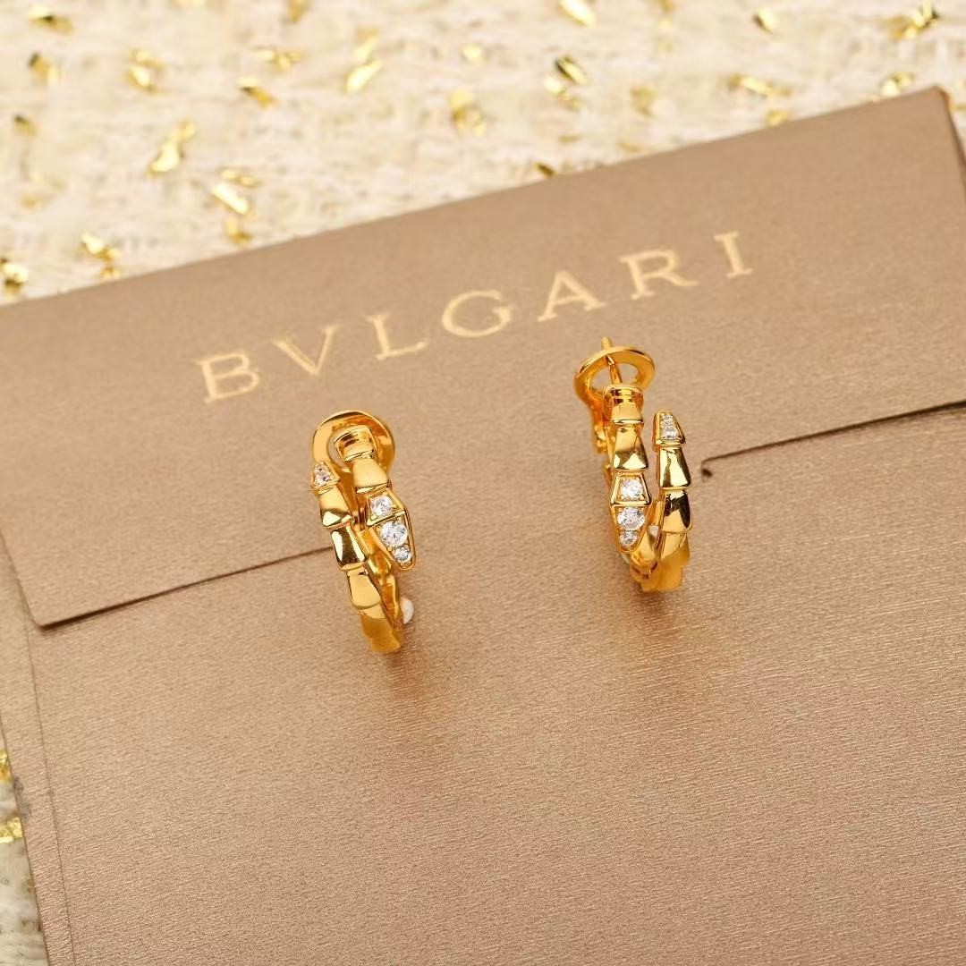 <p>BVLGARI&nbsp;蛇形耳扣</p>