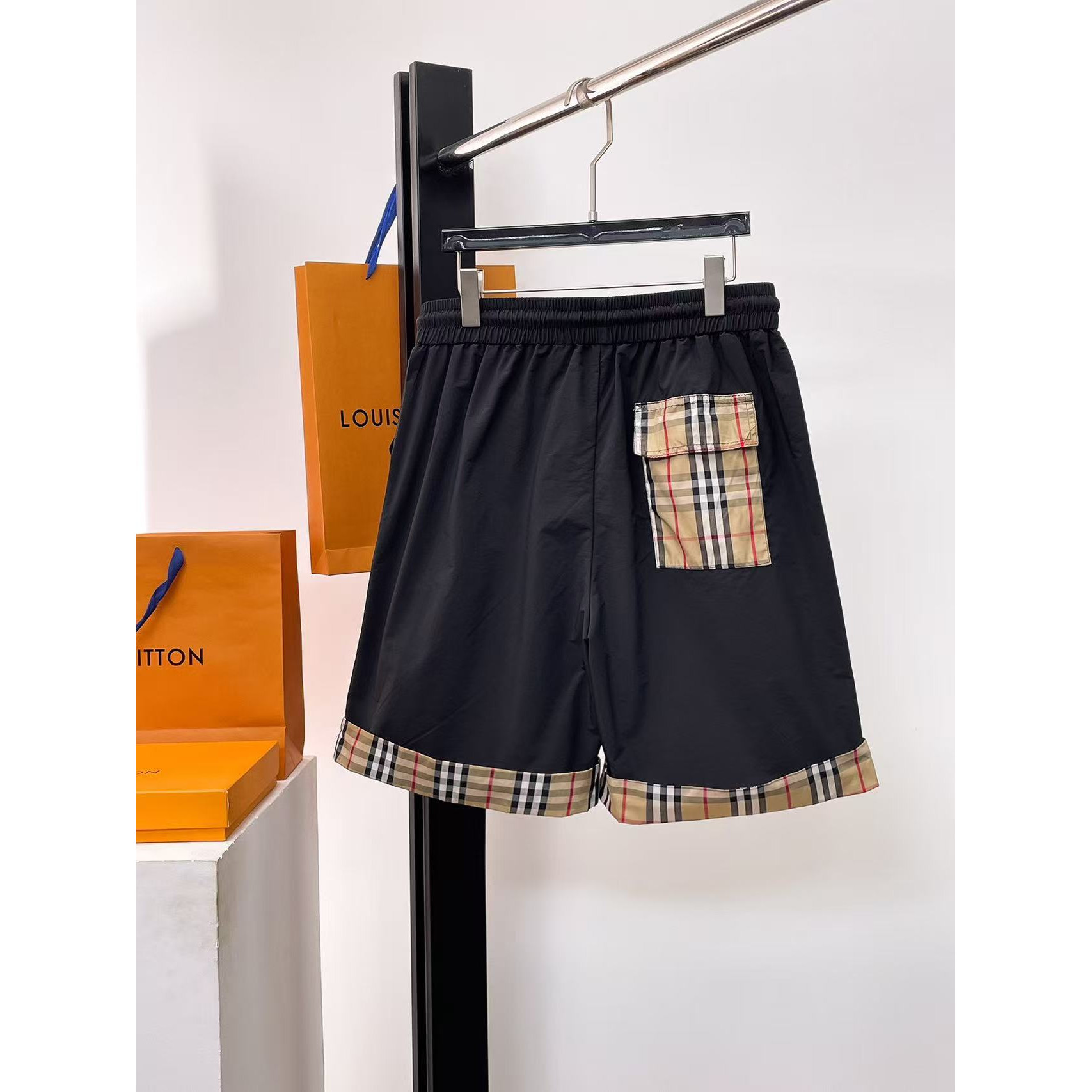 <p>BURBERRY 专柜新款休闲短裤(黑)</p>