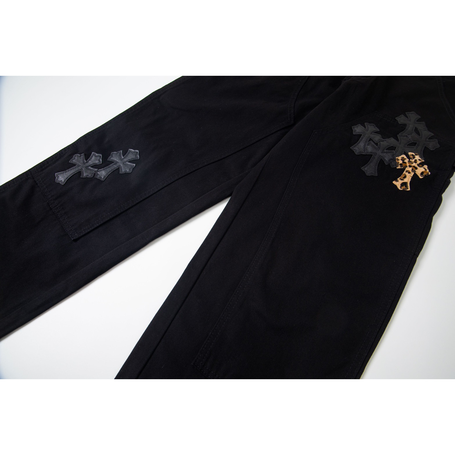 <p>CHROME HEARTS 豹纹拼黑皮伐木多皮元素水洗牛仔裤(1776#)</p>