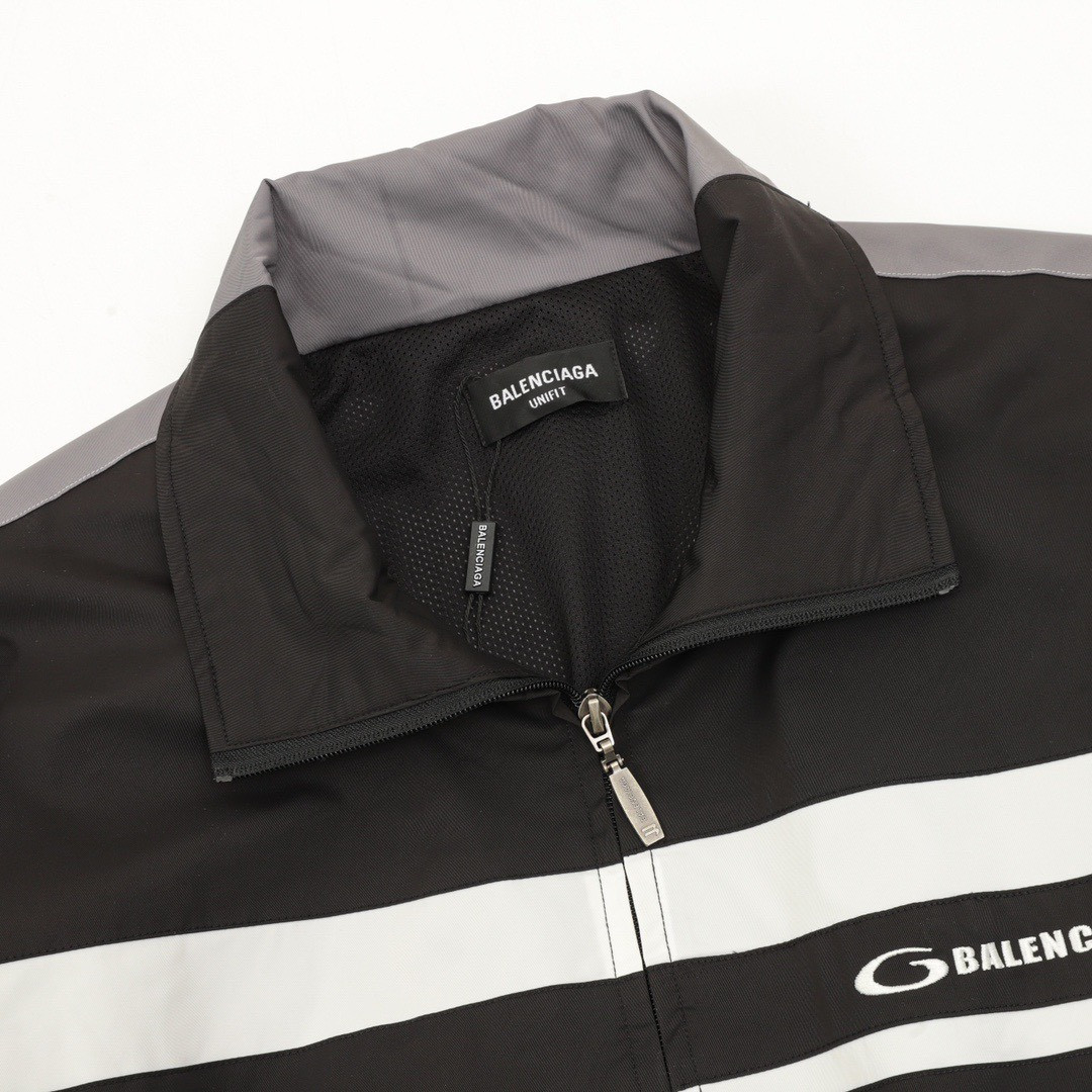 <p>Balenciaga 双色拼接字母刺绣风衣外套</p>