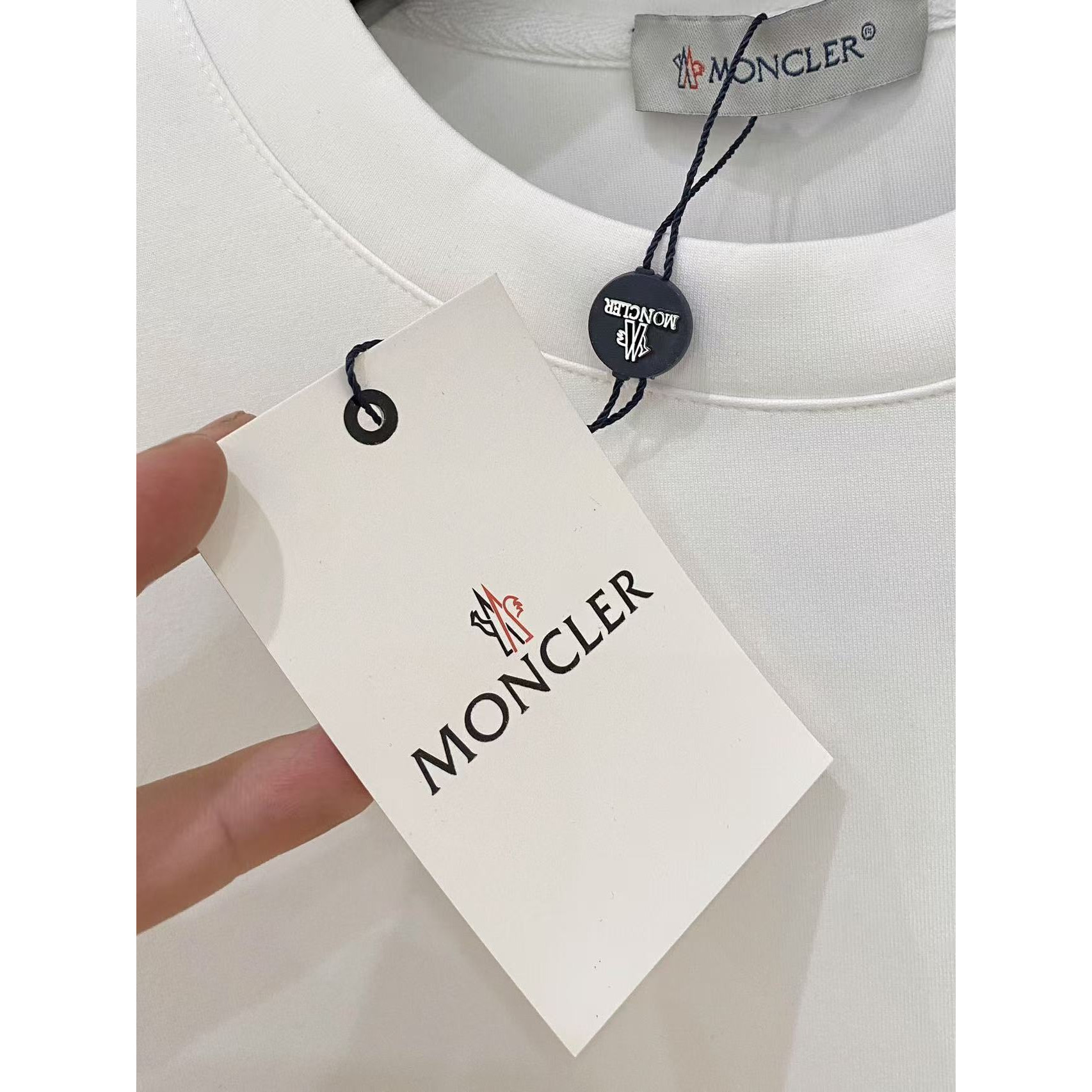 <p>MONCLER 太空棉卫衣(782478)</p>