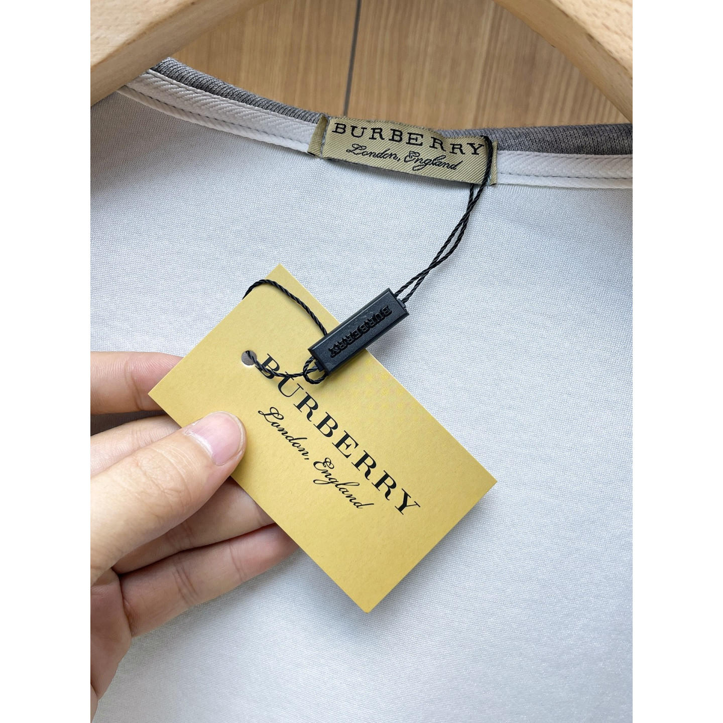 <p>BURBERRY 精品外套(灰)</p>