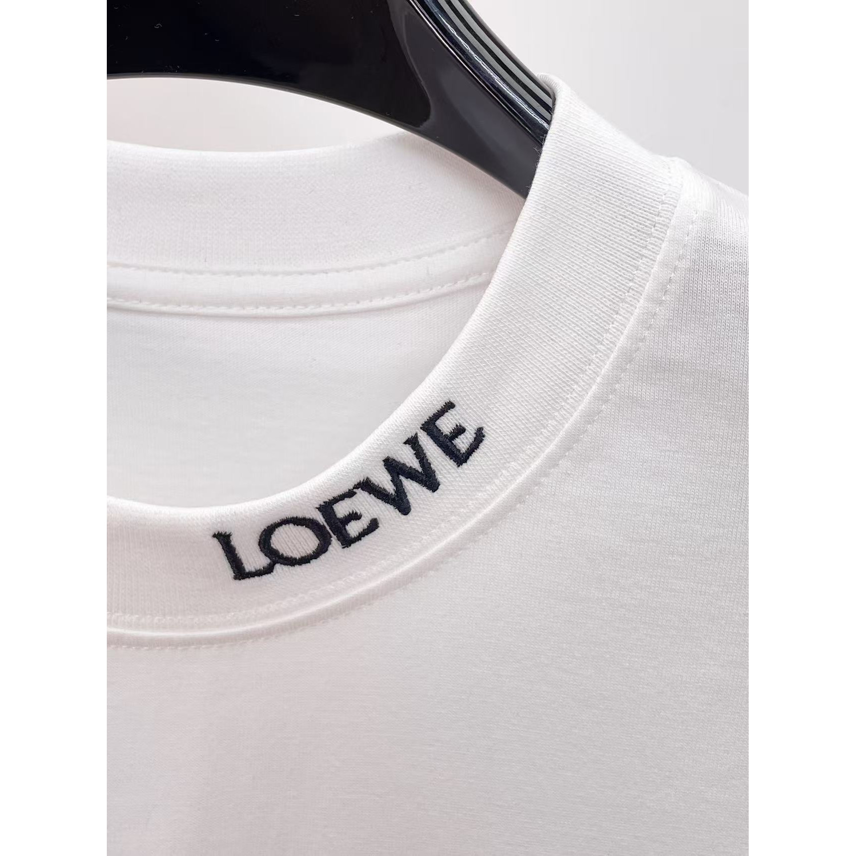<p>LOEWE&nbsp;专柜新款短袖T恤(白)</p>