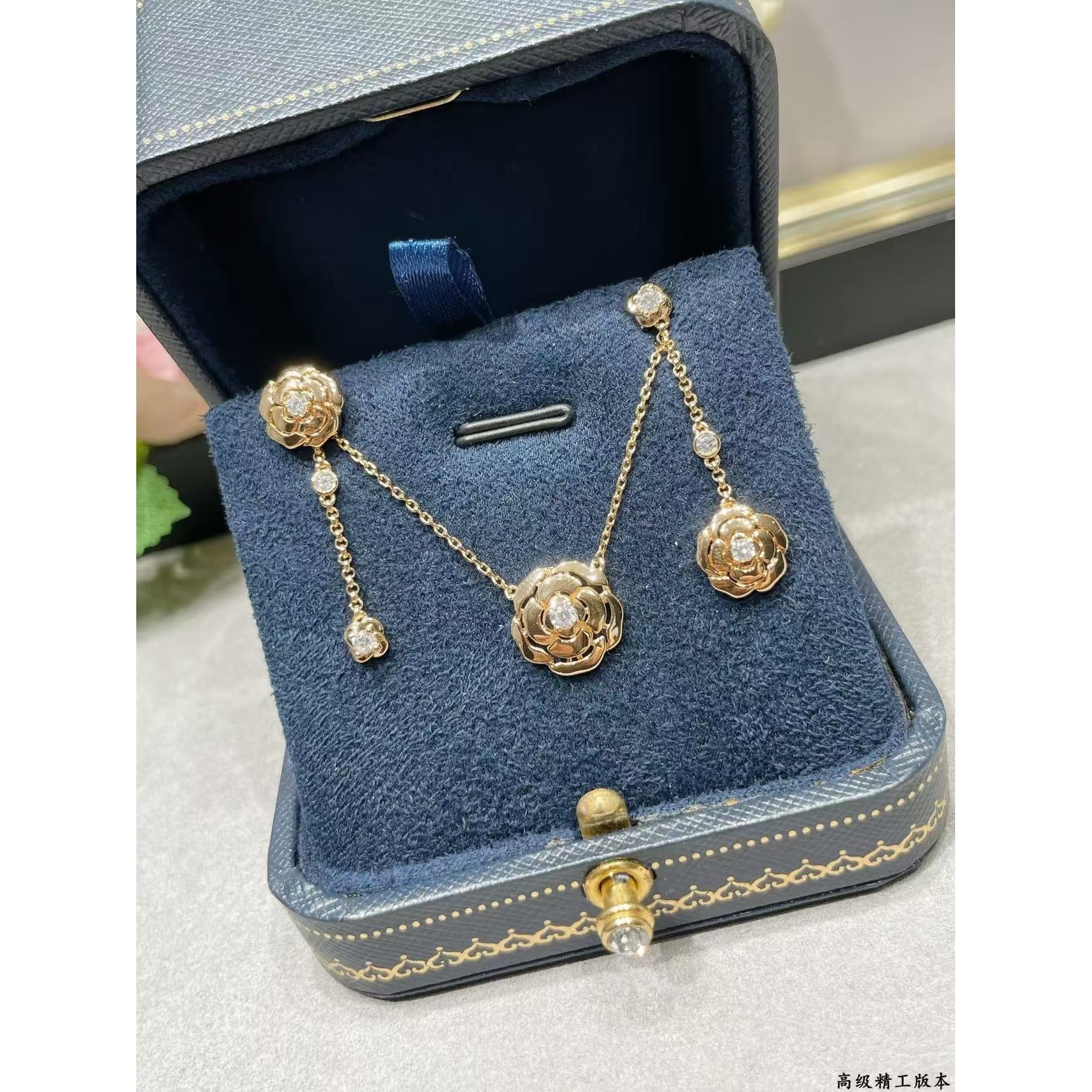 <p>CHANEL&nbsp;AB款茶花吊链耳钉</p>