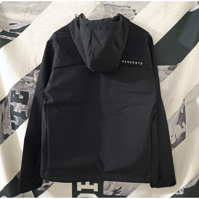 <p>DESCENTE 連帽拉鍊外套(黑)</p>