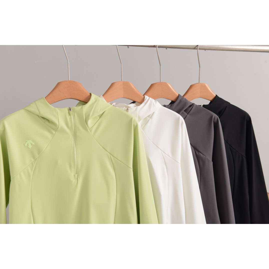 <p>DESCENTE&nbsp; WOMEN'S TRAINING 系列 女士半拉鍊連帽運動衛衣</p>