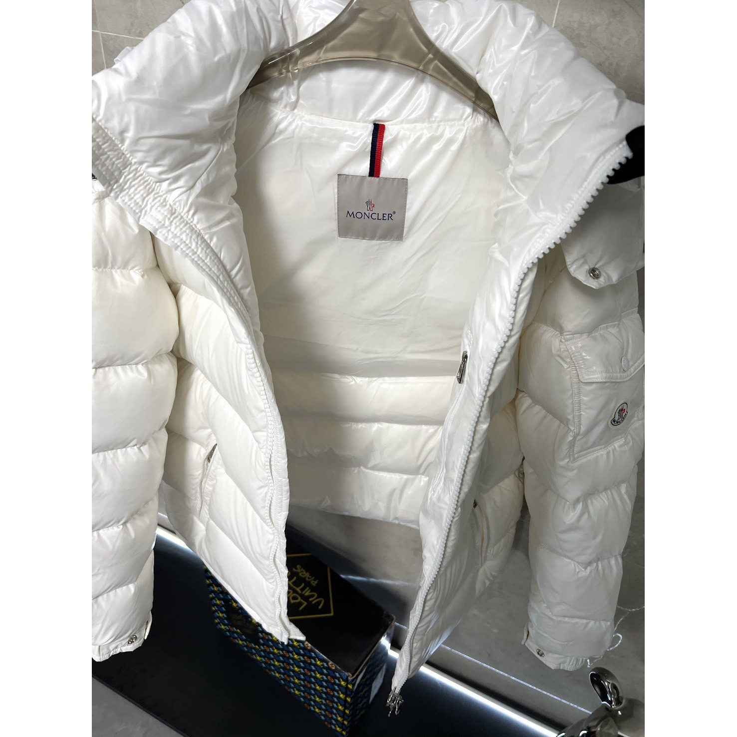 <p>Moncler 羽绒服 (白)</p>