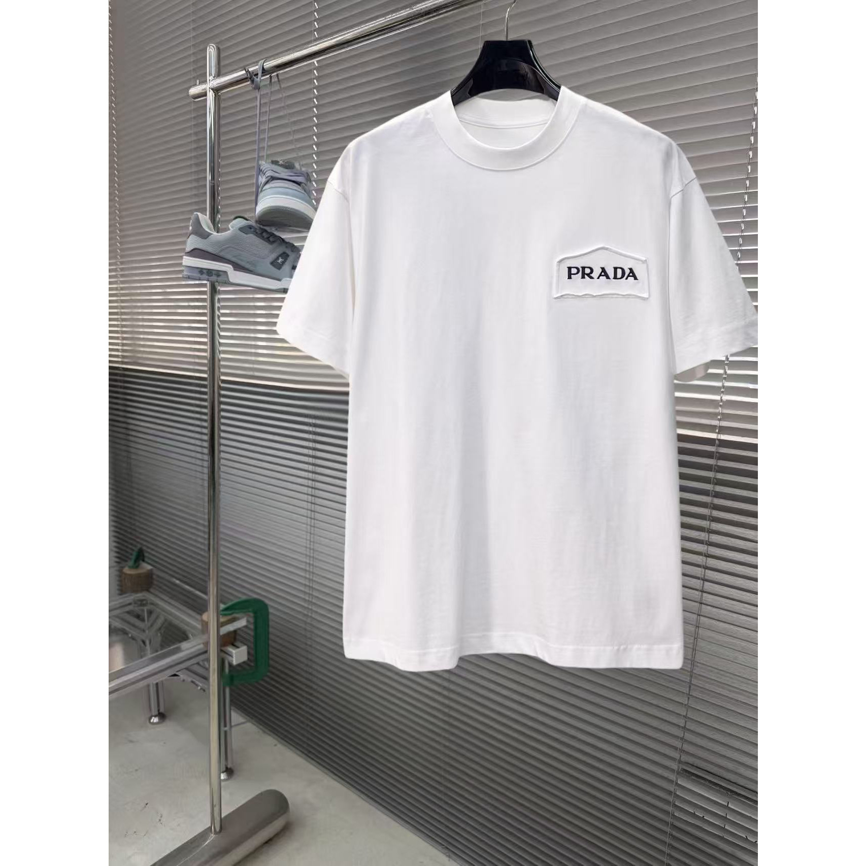 <p>PRADA&nbsp;专柜新款短袖T恤(白)</p>