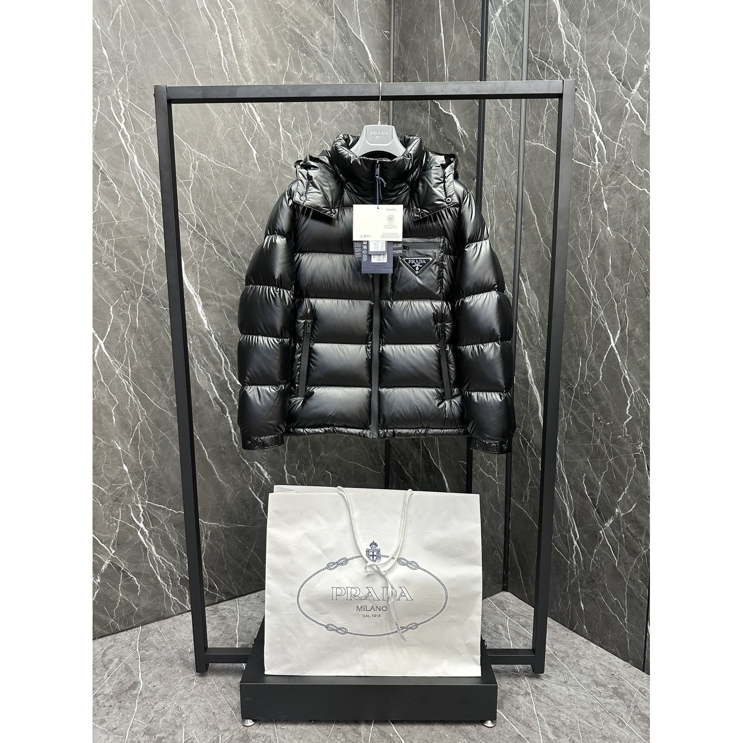 <p>PRADA 新款羽绒服(黑)</p>