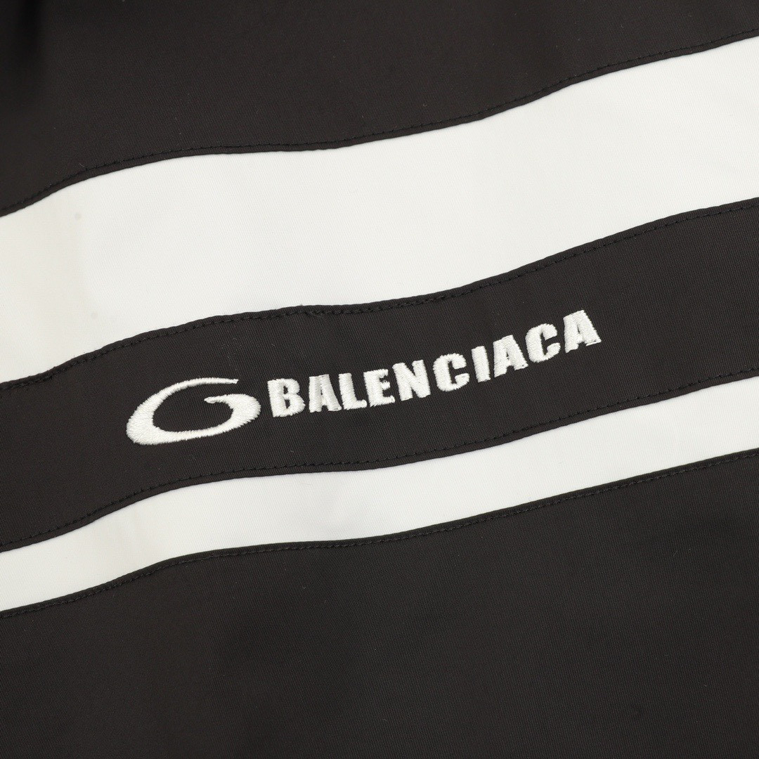 <p>Balenciaga 双色拼接字母刺绣风衣外套</p>