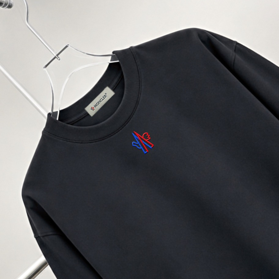 <p>MONCLER logo图案绣花长袖(黑)</p>
