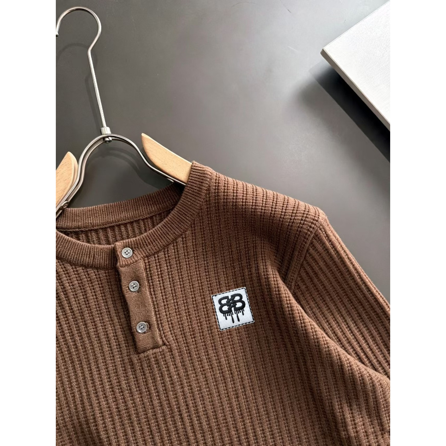 <p>Balenciaga&nbsp;高品质男士毛衣(棕)</p>