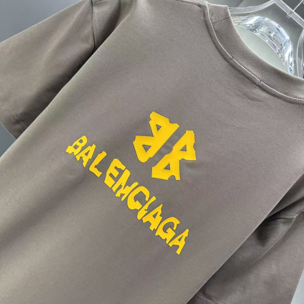 <p>Balenciaga 短袖T恤(棕)</p>