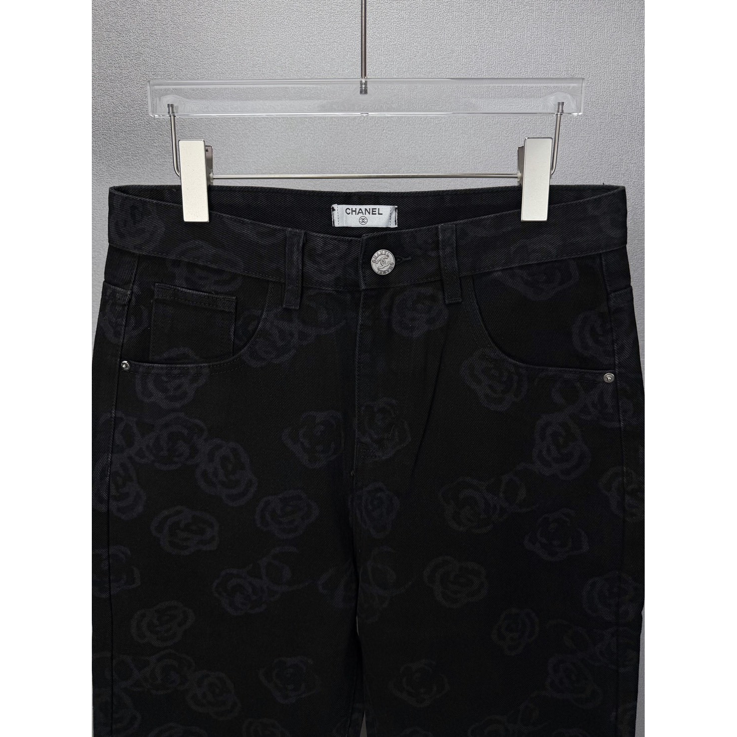 <p>&nbsp;CHANEL 暗纹满印玫瑰花情侣款水洗宽松牛仔裤&nbsp;</p>