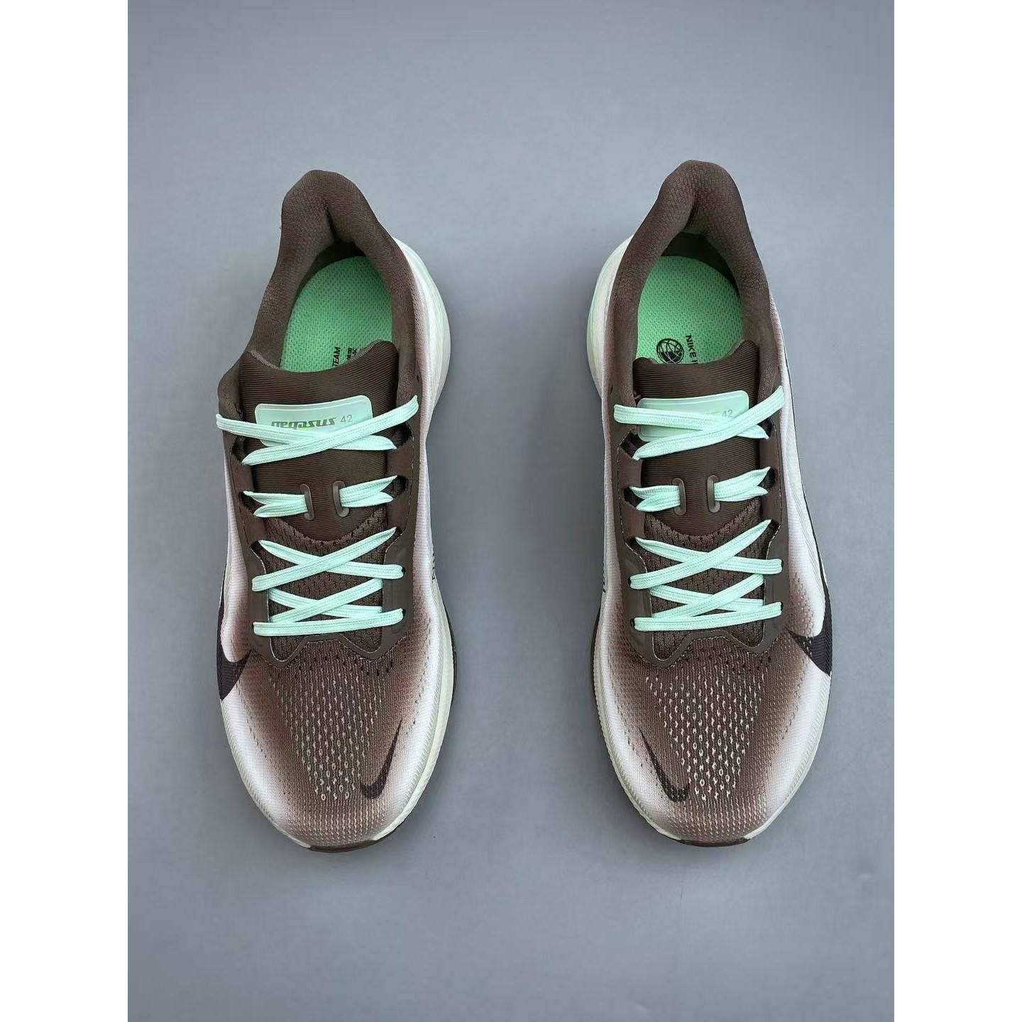 <p>Nike Air Zoom Pegasus 42 网面透气轻便耐磨跑鞋(咖啡)</p>