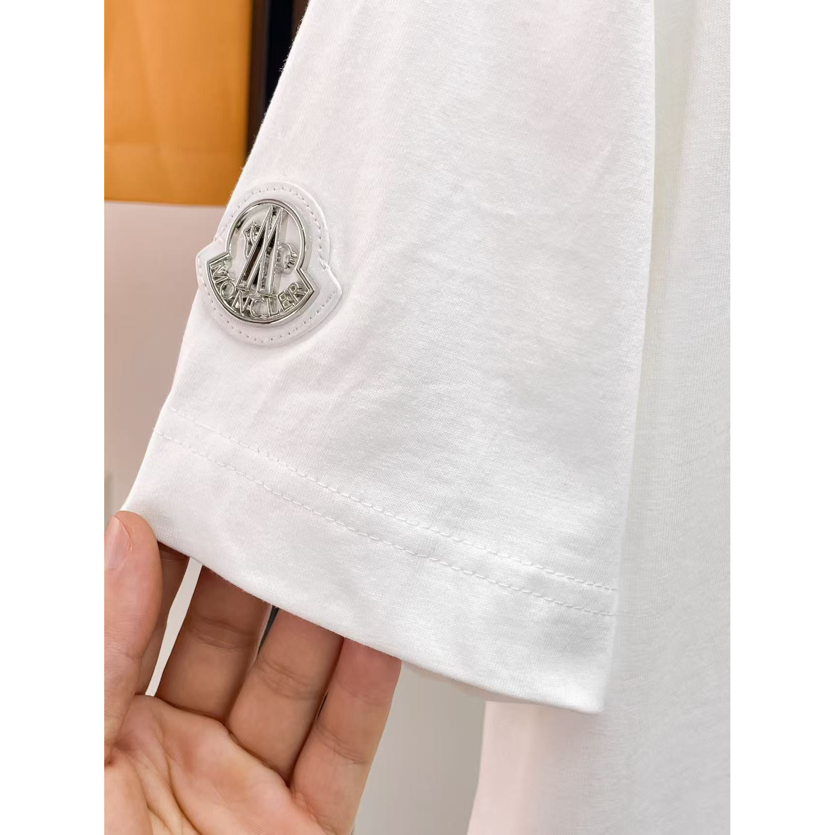 <p>MONCLER&nbsp;专柜新款短袖T恤(白)</p>