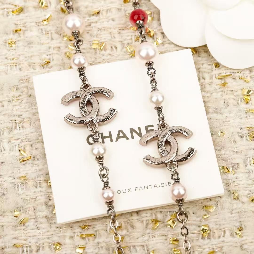 <p>CHANEL&nbsp;粉色珐琅毛衣链</p>