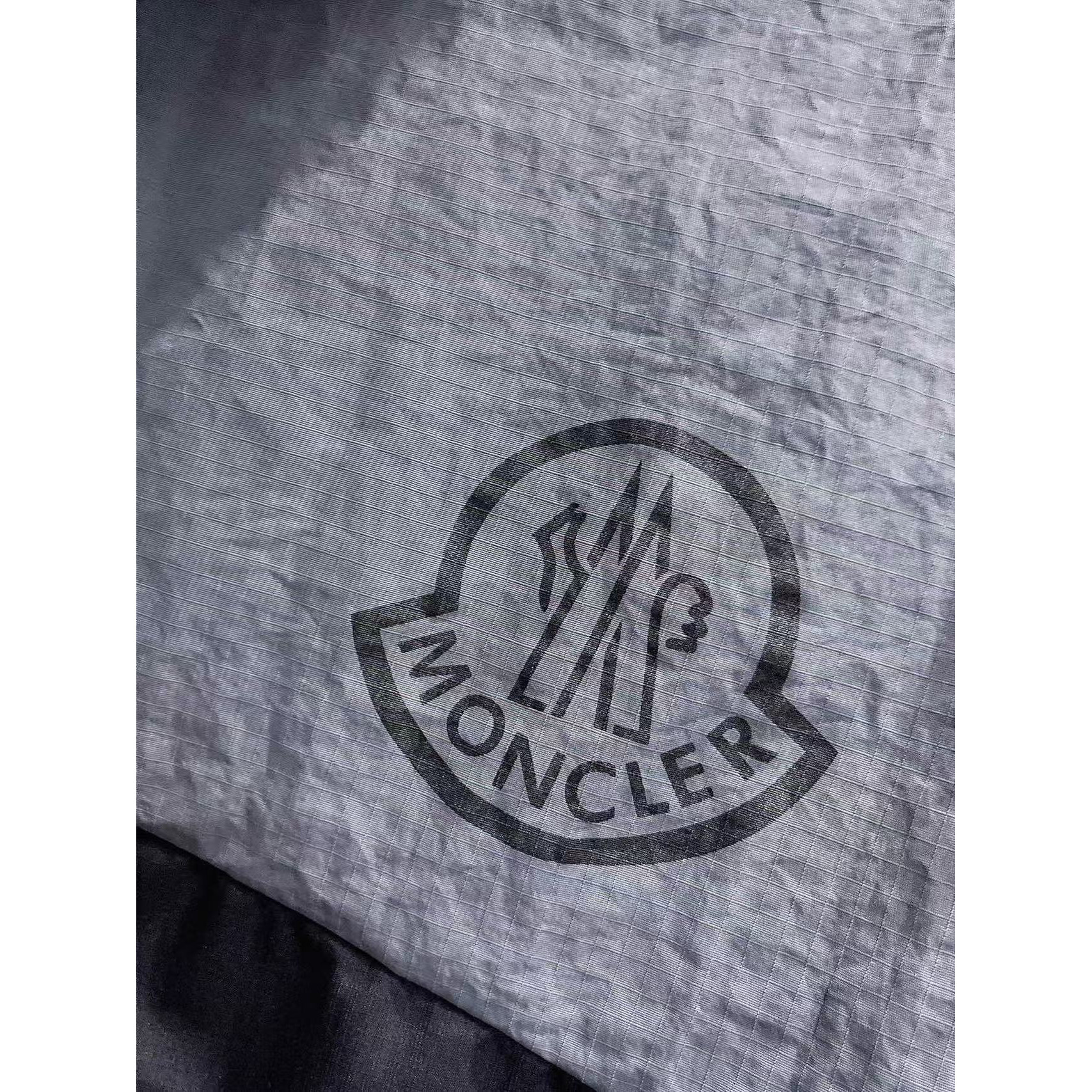 <p>MONCLER&nbsp;秋冬新款羽绒服(灰)</p>