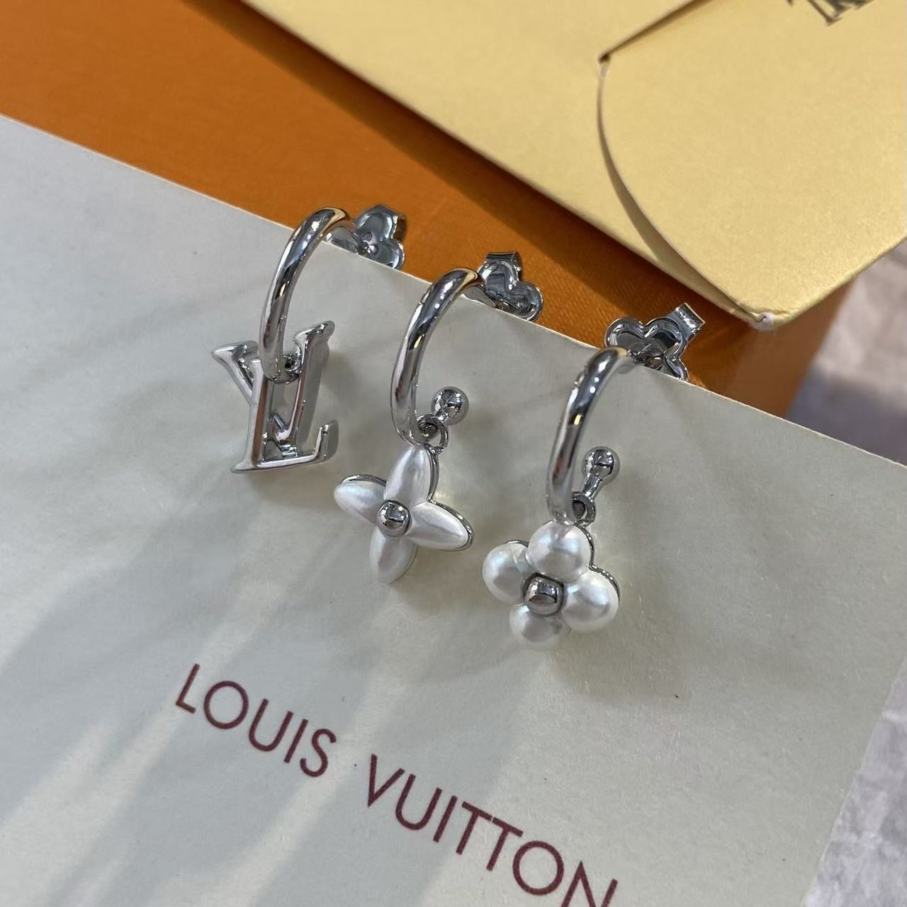 <p>LV&nbsp;绿小花三件套耳环</p>