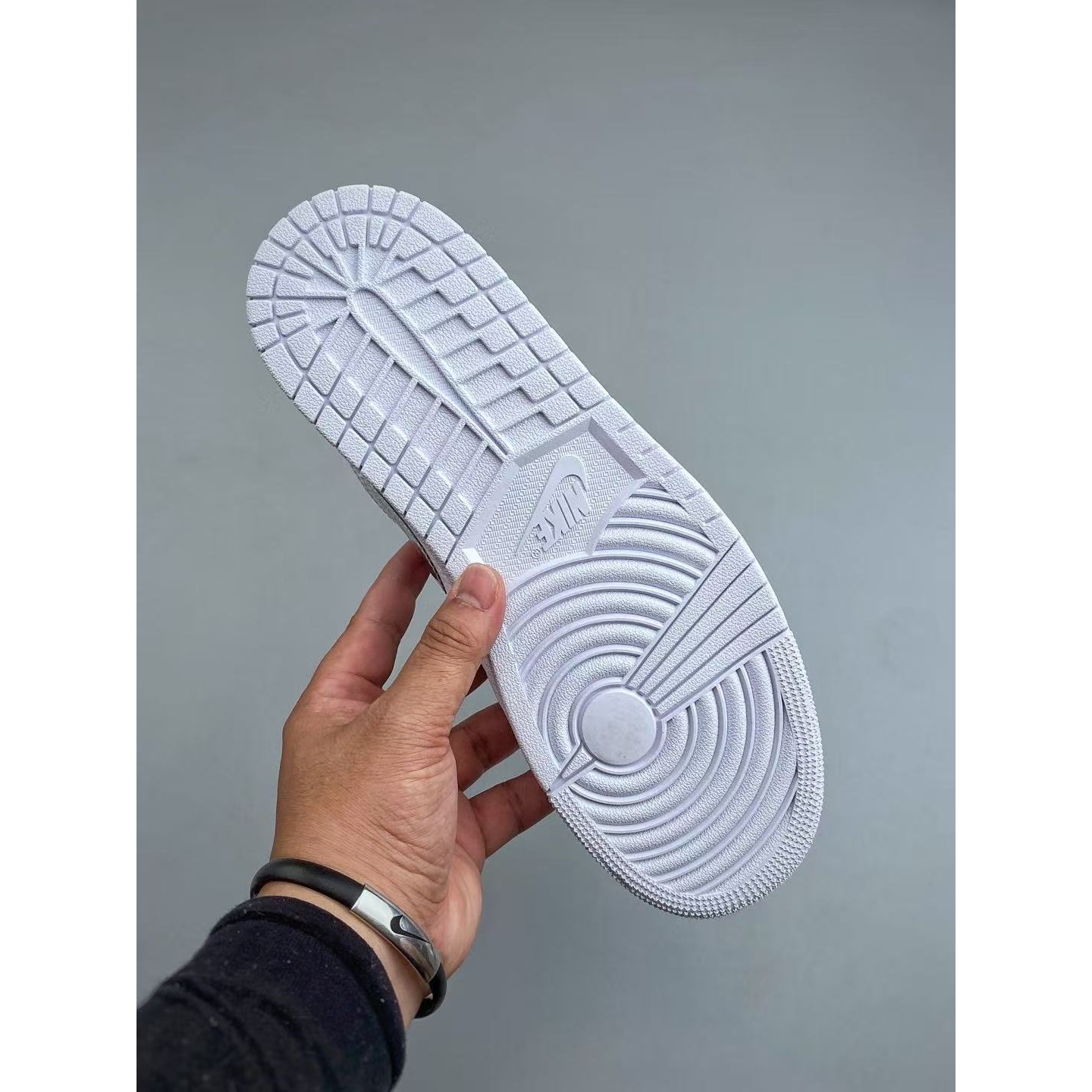 <p>Nike WMNS AIR 乔1 复古文化篮球鞋(白色银勾)</p>