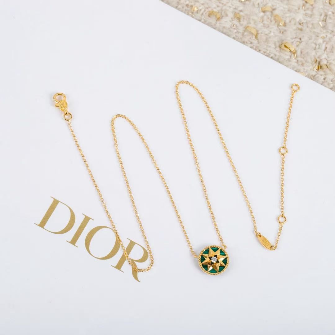 <p>DIOR&nbsp;罗盘项链</p>