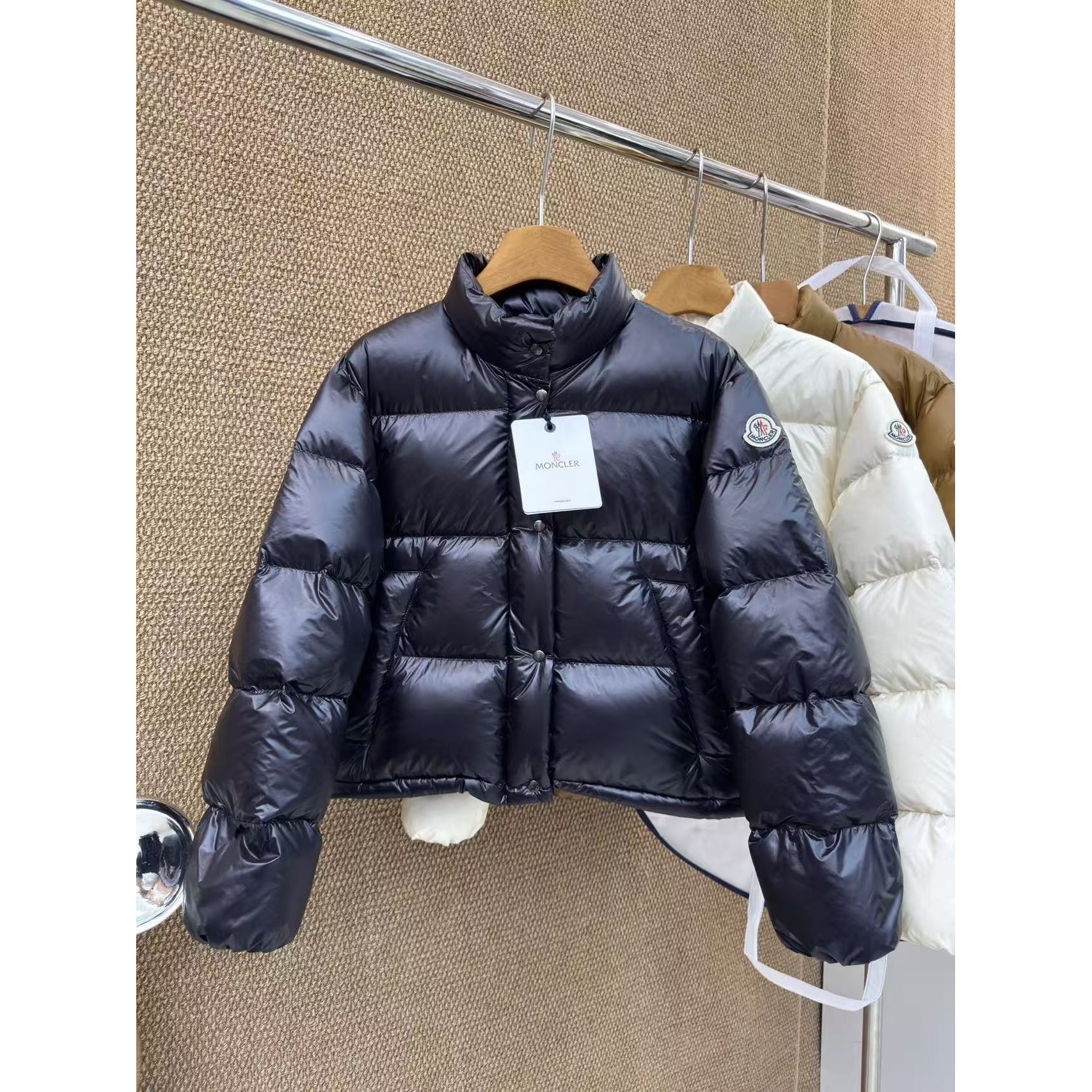 <p>Moncler Tepice女款短款小面包羽绒服(黑色)</p>