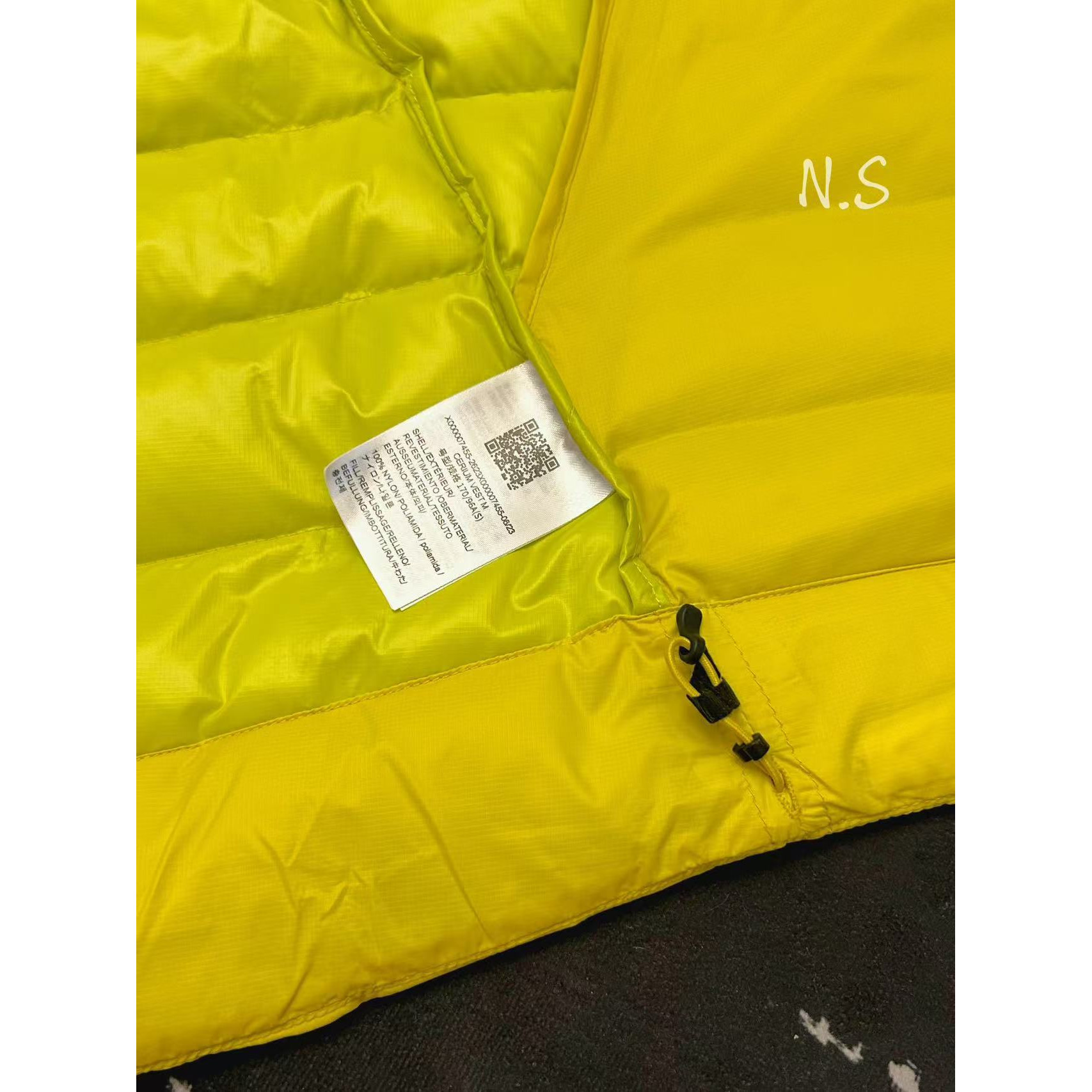 <p>Arc'teryx 立领鹅绒马甲(銅砂黃)</p>