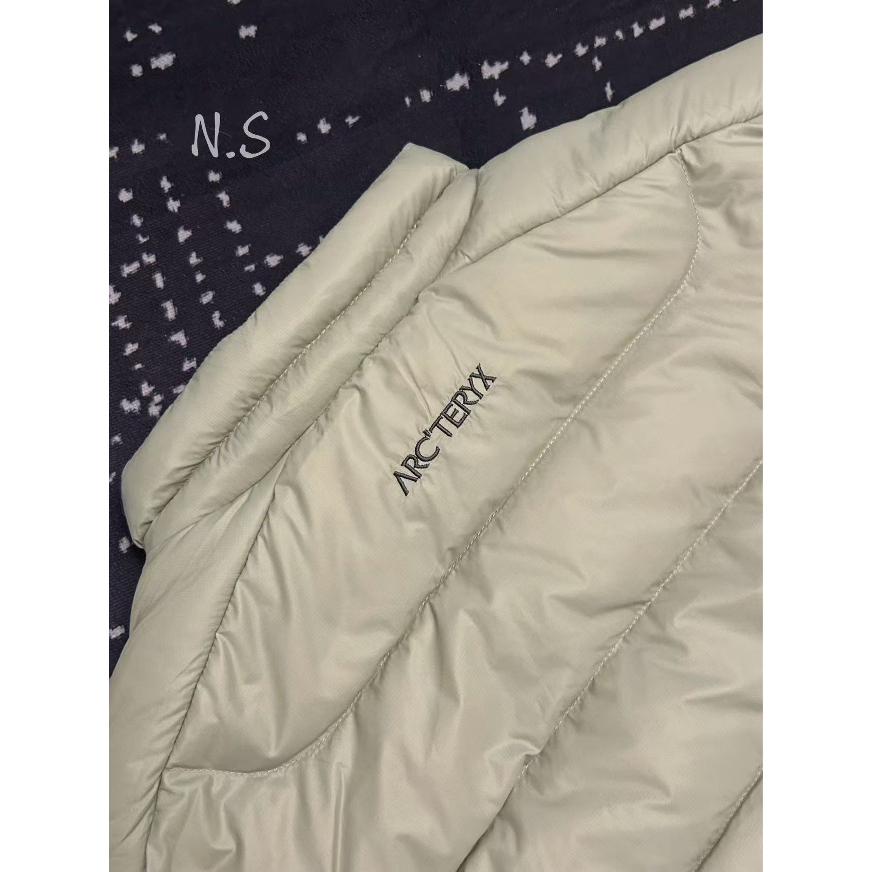 <p>Arc'teryx 立领鹅绒马甲(岩灰綠)</p>