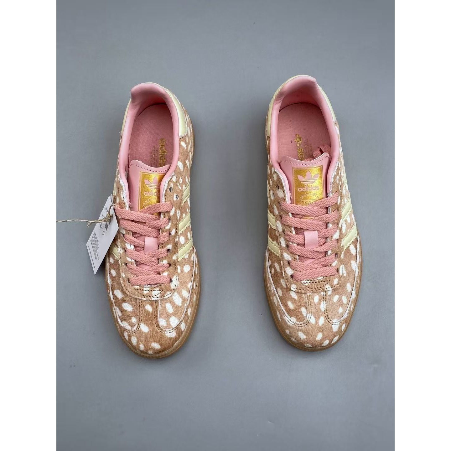 <p>Adidas Originals Samba OG 休闲运动板鞋(白點點卡其色)</p>