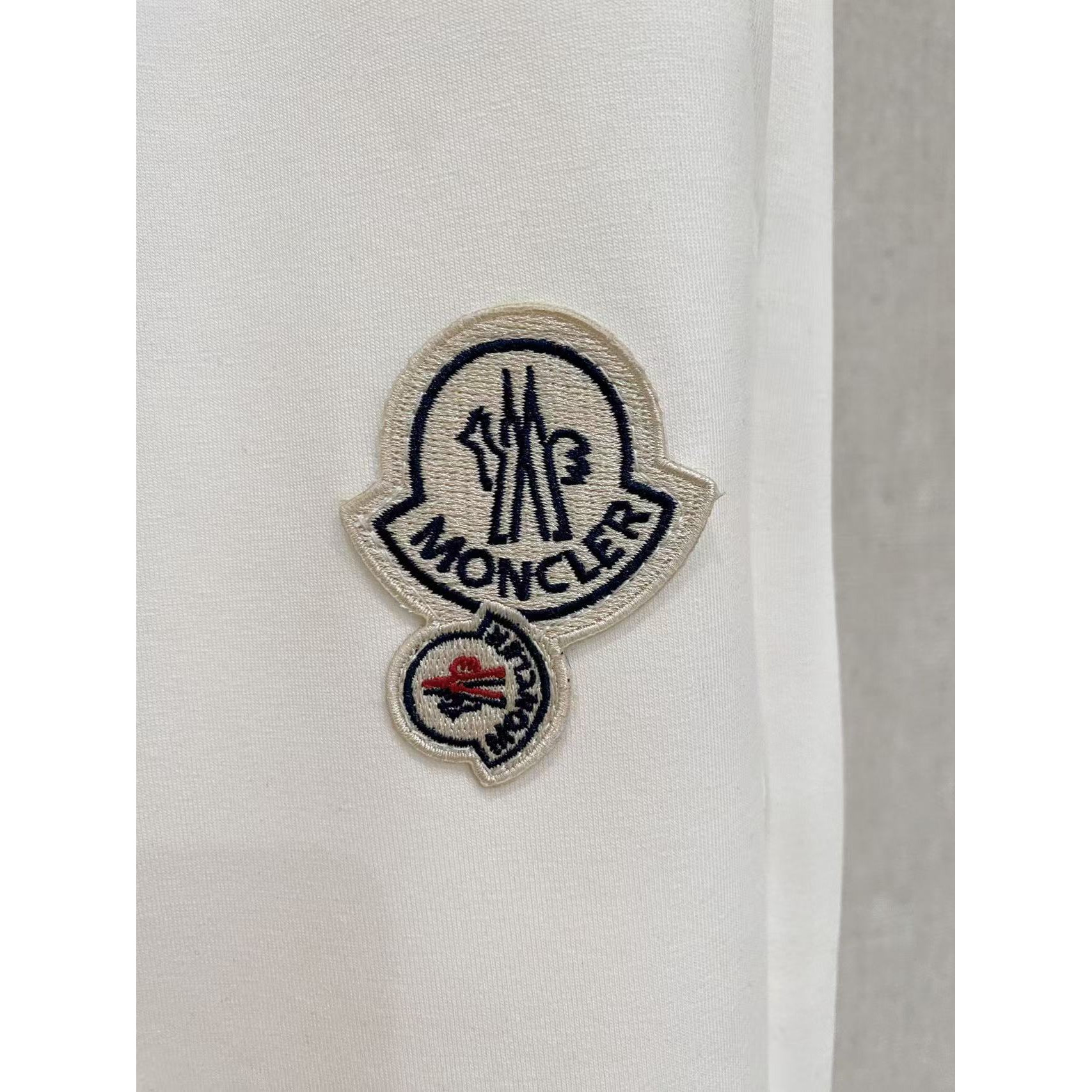 <p>MONCLER 男士长裤(782468)</p>