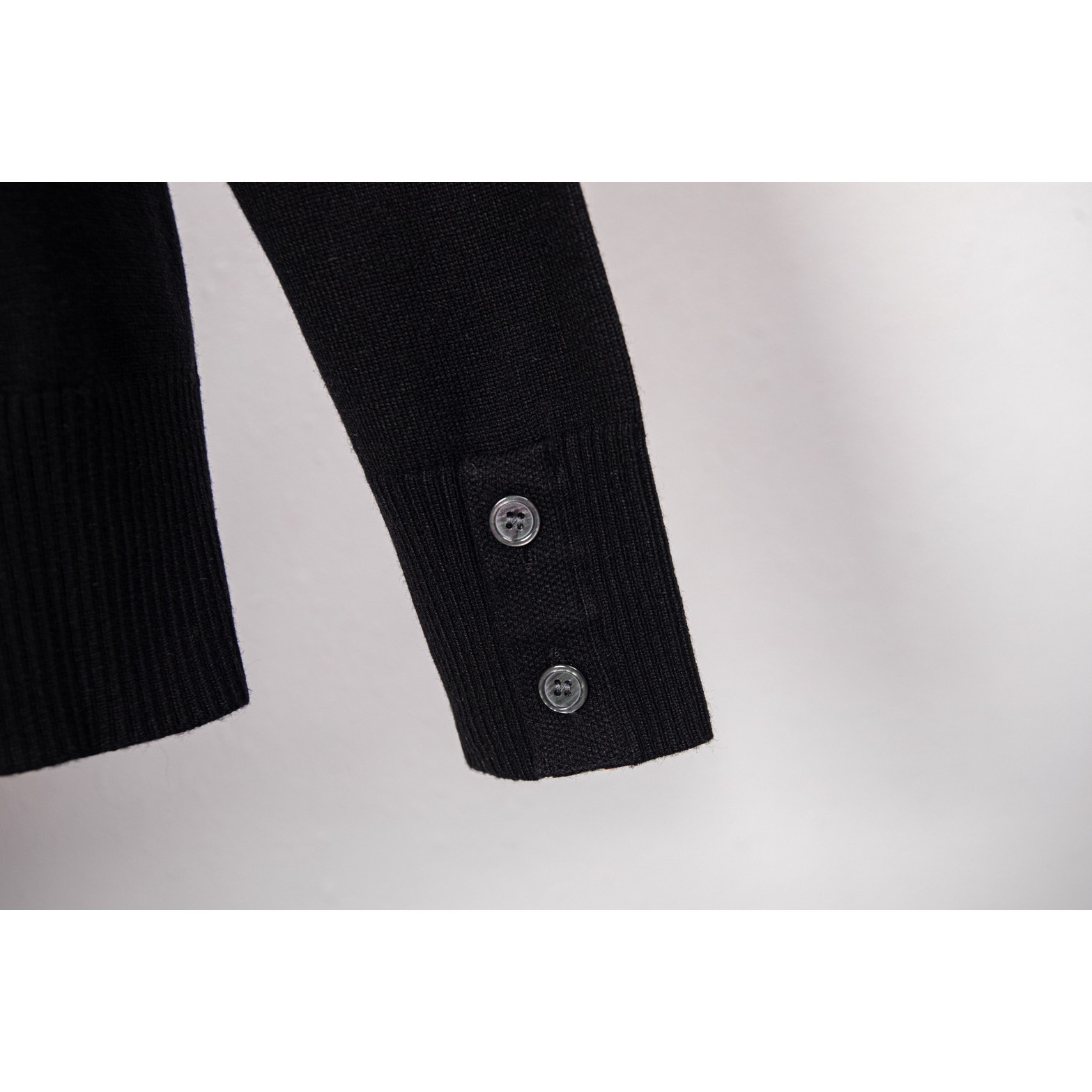 <p>Thom Browne&nbsp;针织开衫外套(黑色DZ17)</p>