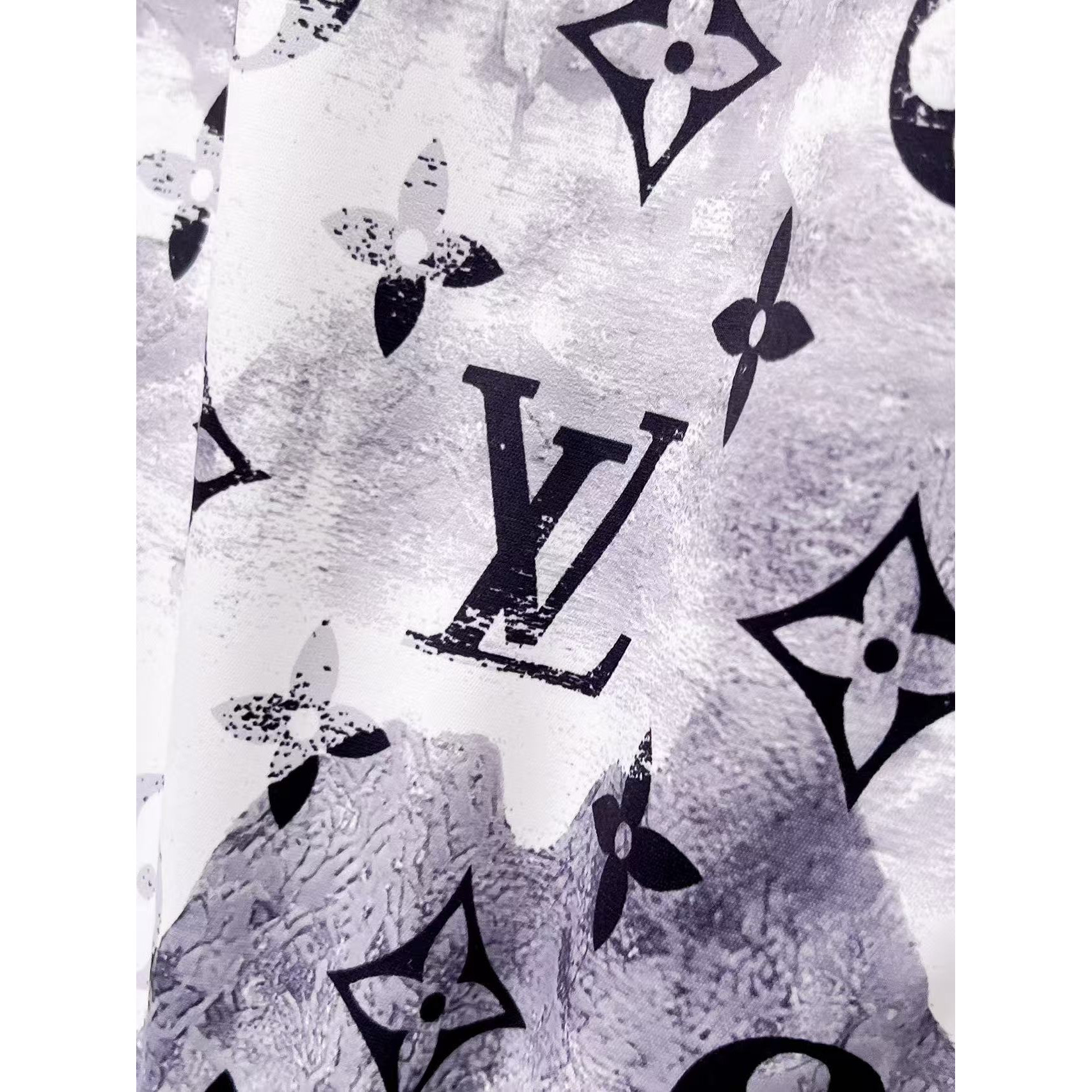 <p>LV&nbsp;专柜新款休闲短裤(白)</p>