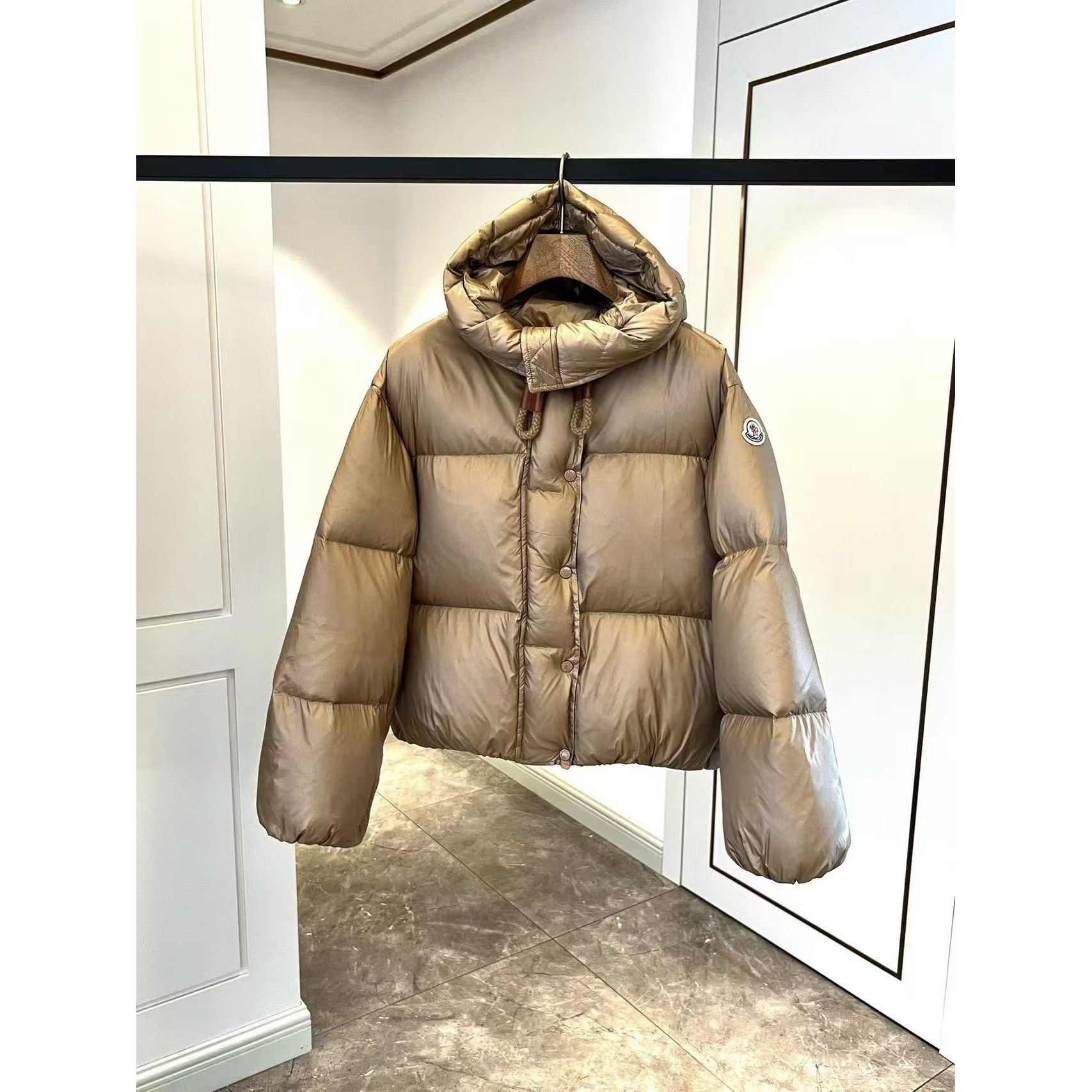 <p>Moncler Borey 女士二合一短款羽绒夹克外套(卡其)</p>