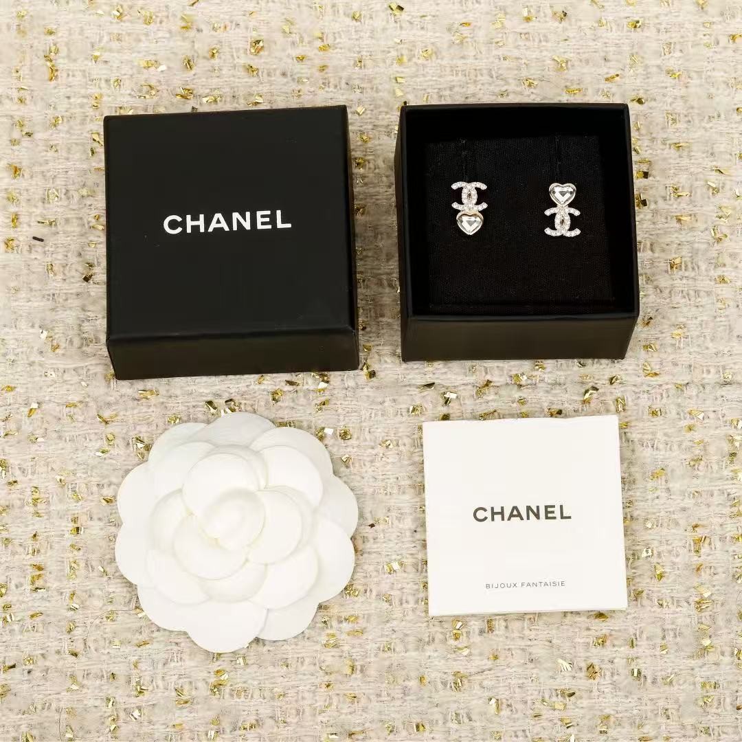 <p>CHANEL&nbsp;双c爱心耳钉</p>