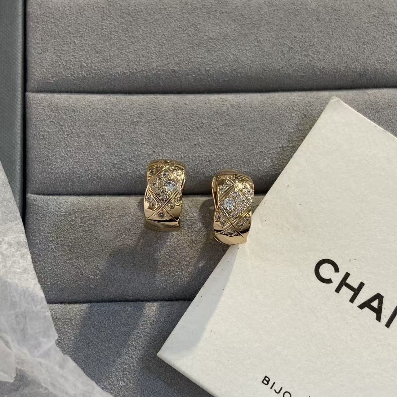 <p>CHANEL&nbsp; 菱格带钻/光面耳环</p>