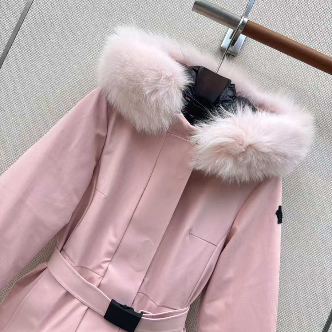 <p>MONCLER 经典Celac短款收腰羽绒滑雪服(粉)</p>