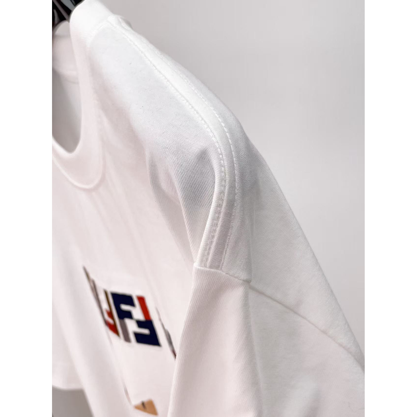 <p>FENDI 专柜新款短袖T恤(白)</p>