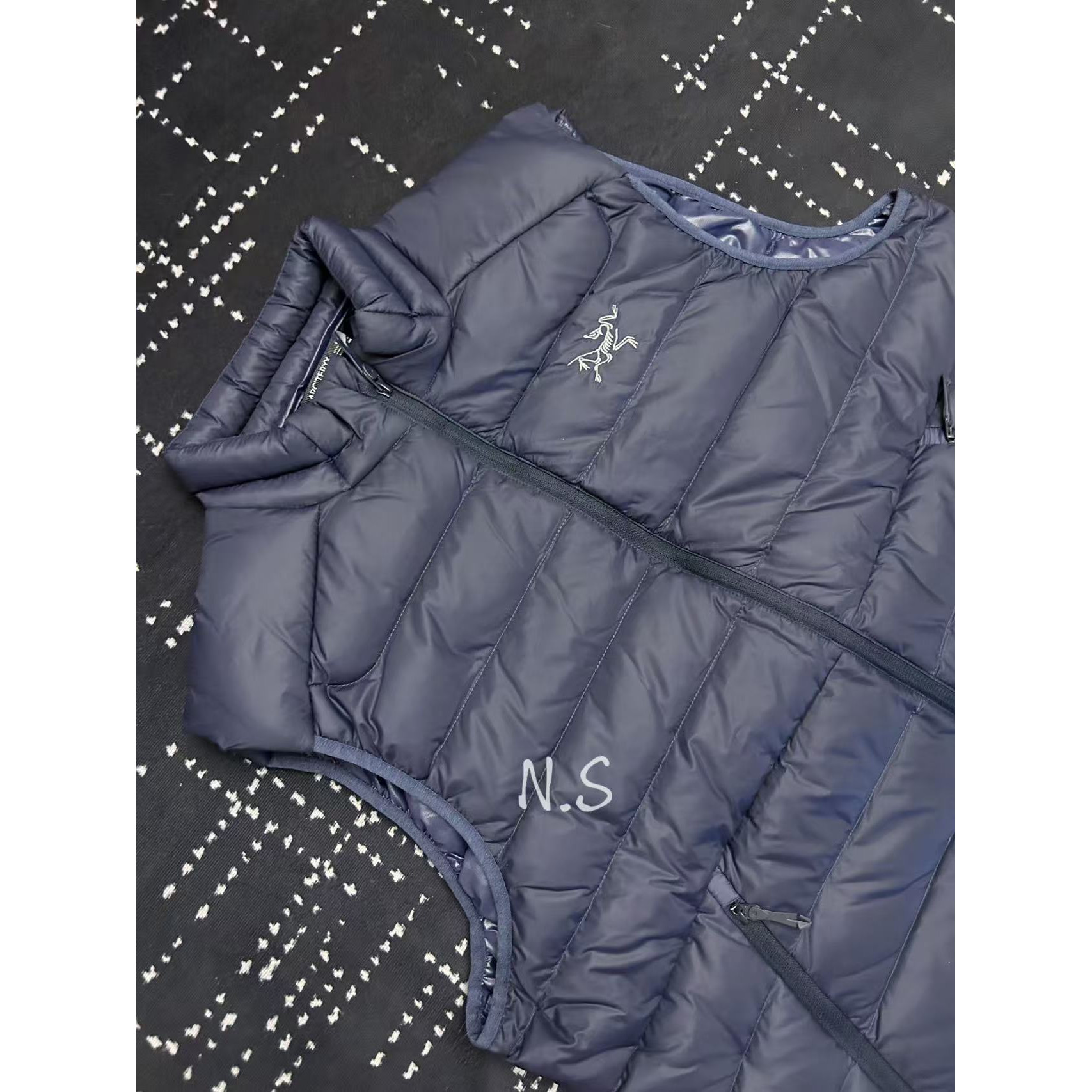 <p>Arc'teryx 立领鹅绒马甲(藏青)</p>