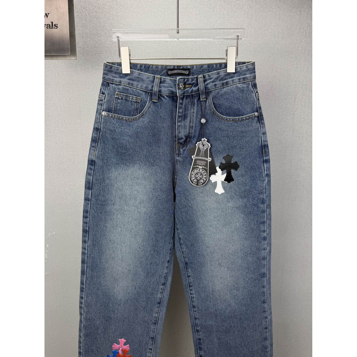 <p>CHROME HEARTS 彩色十字架印花情侣款水洗宽松牛仔裤</p>