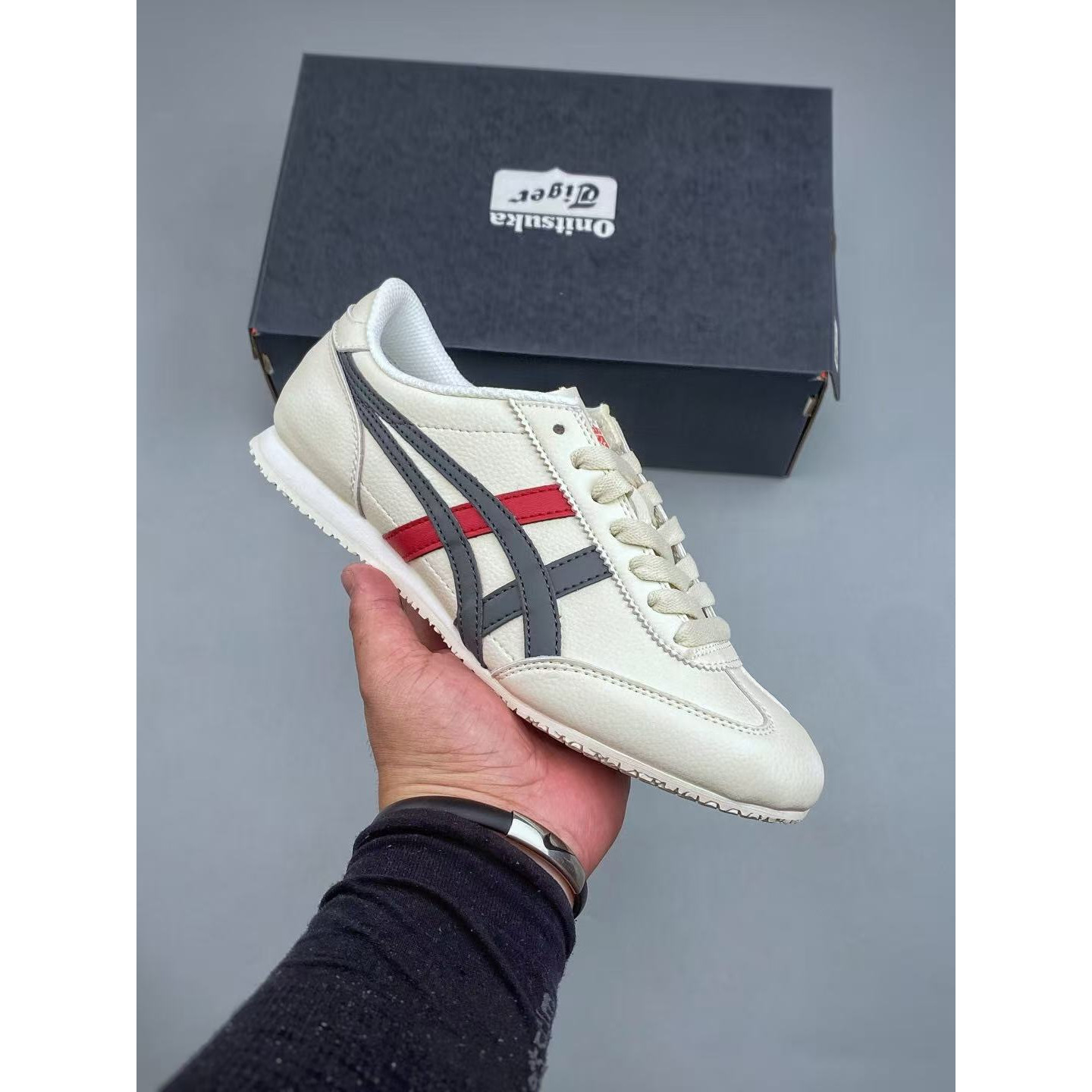 <p>Onitsuka Tiger 低帮板鞋(黑色/銀色)</p>