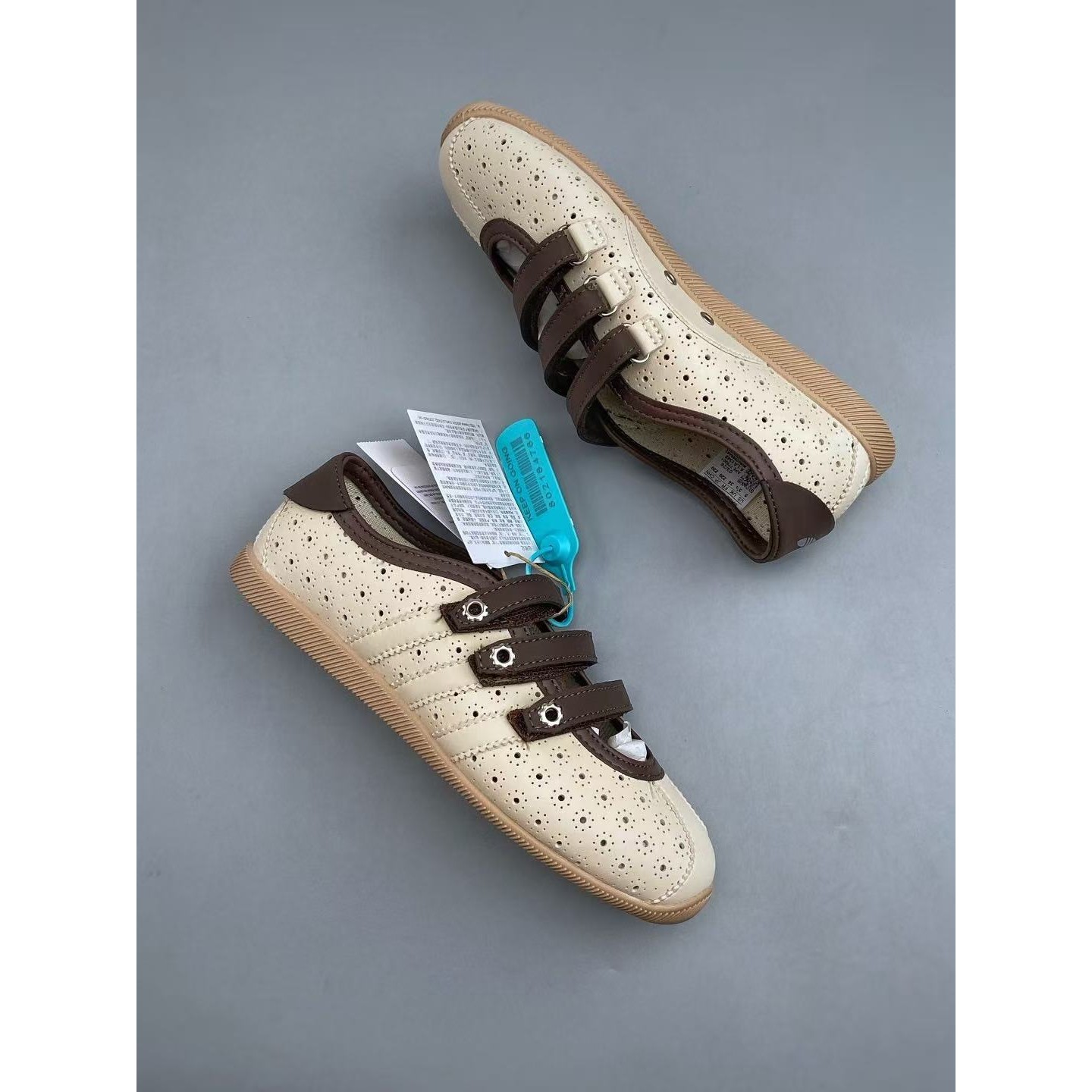 <p>Adidas 玛丽珍鞋(卡其)</p>