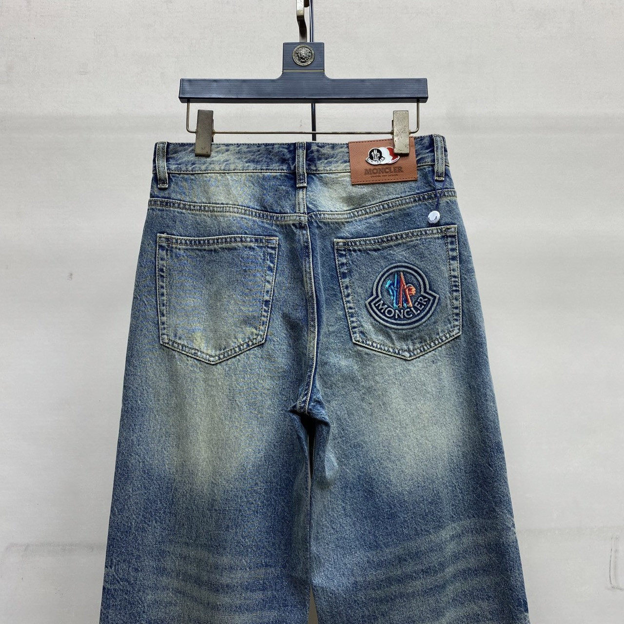 <p>MONCLER 欧洲专柜新款修身小直筒牛仔裤</p>