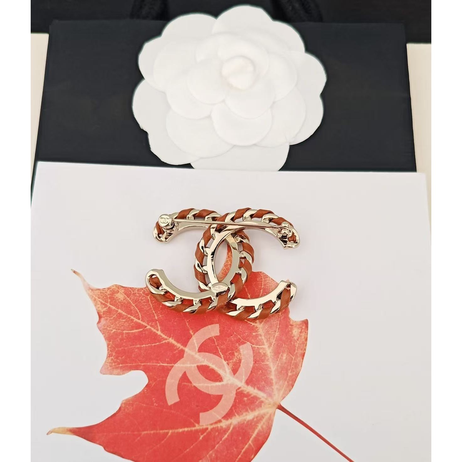 <p>CHANEL&nbsp;CHANEL&nbsp;镂空黑皮cc胸针</p>