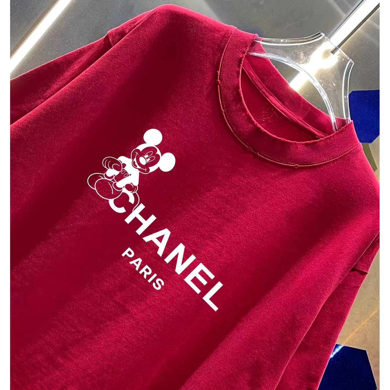 <p>CHANEL 洗水磨破短袖T恤(洗水紅)</p>