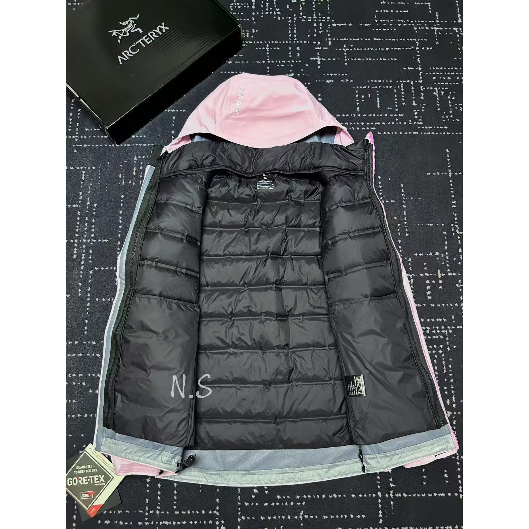 <p>Arc'teryx SL硬壳冲锋衣(潮汐粉)</p>