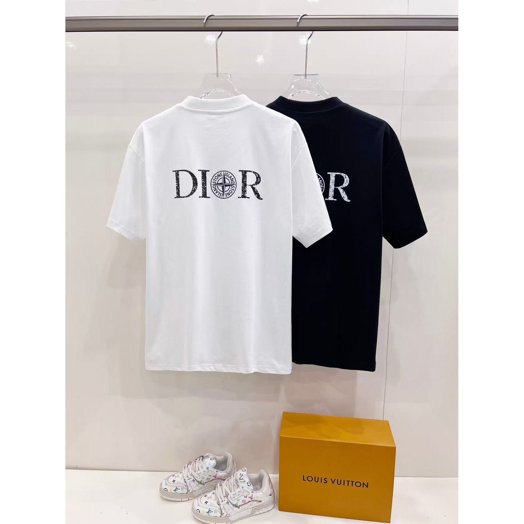 <p>DIOR 迪奥+石头岛联名 logo短袖T恤(白)&nbsp;</p>